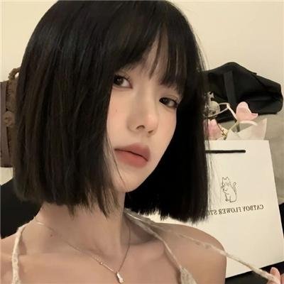 小鬼头上的女人